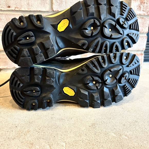 Olive Colored NWOT Vasque Boots - Picture 4 of 6